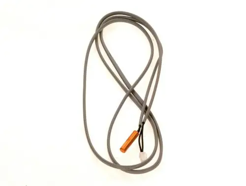 Graues Kabel mit einem orangefarbenen Teil und einem Stecker am Ende, vermutlich ein Temperaturfühler von Bosch, der in der Industrie oder Heiztechnik verwendet wird.